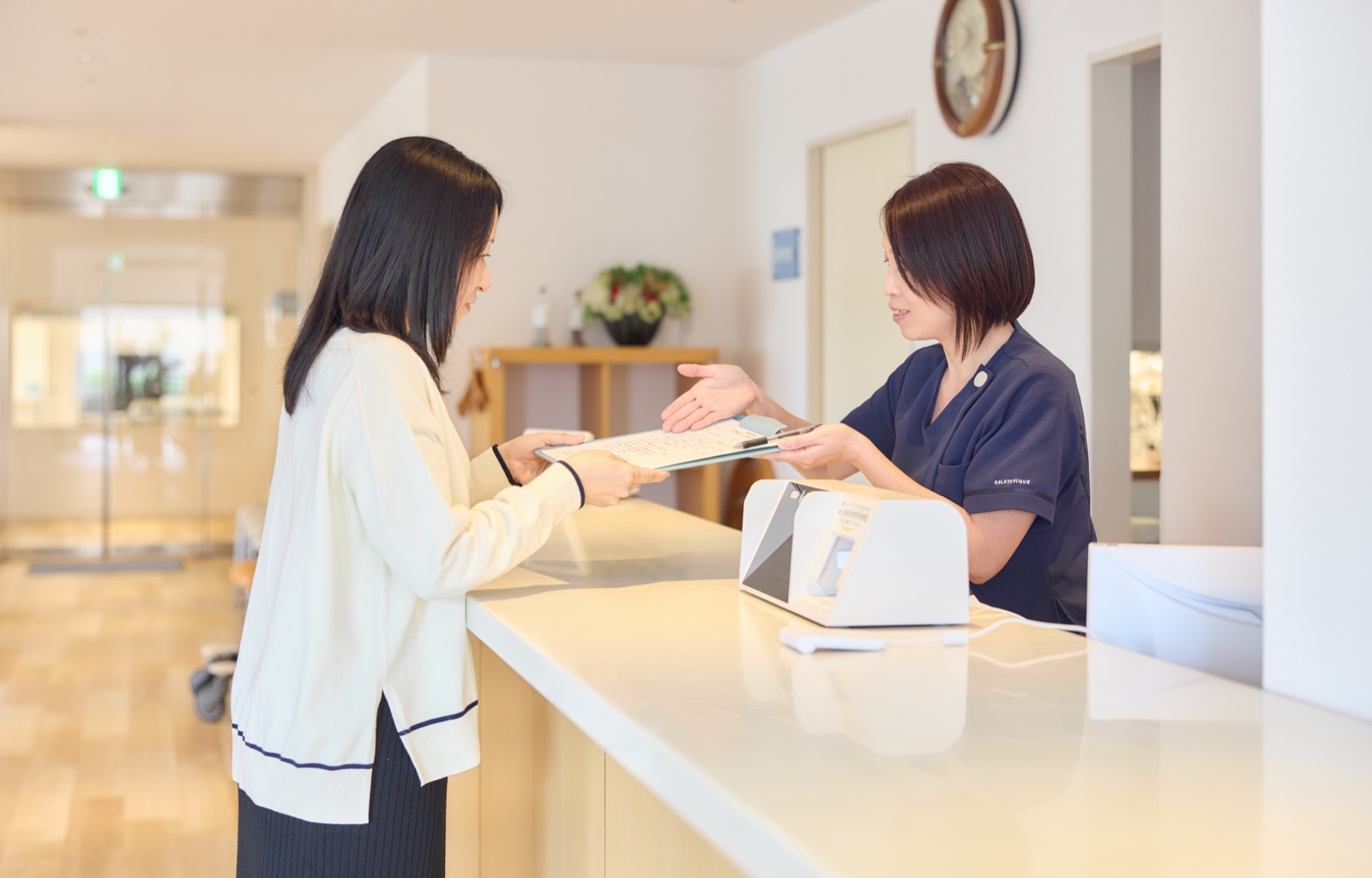 受付でスタッフから案内を受ける様子