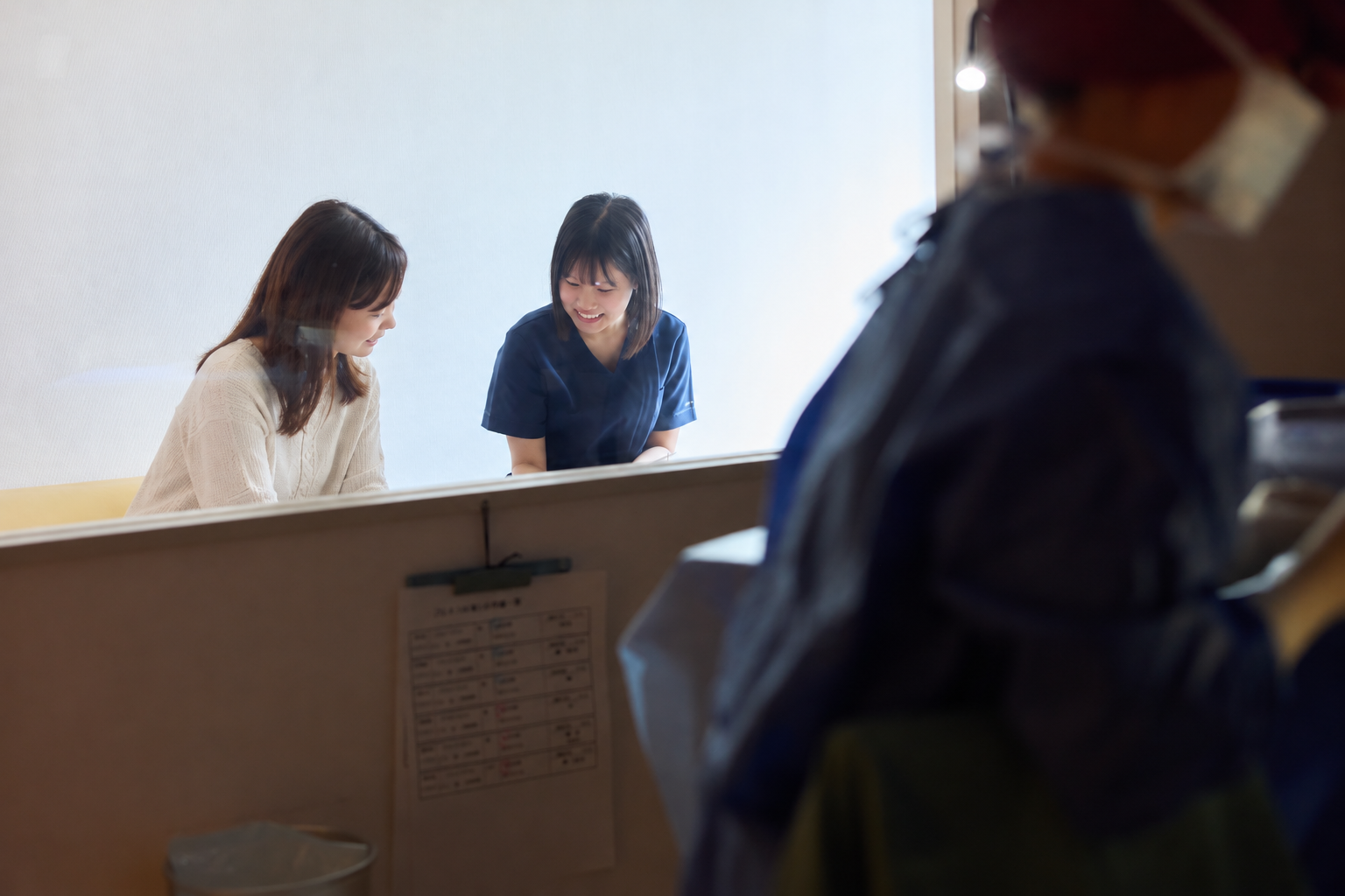 家族見学室から手術を見学する様子