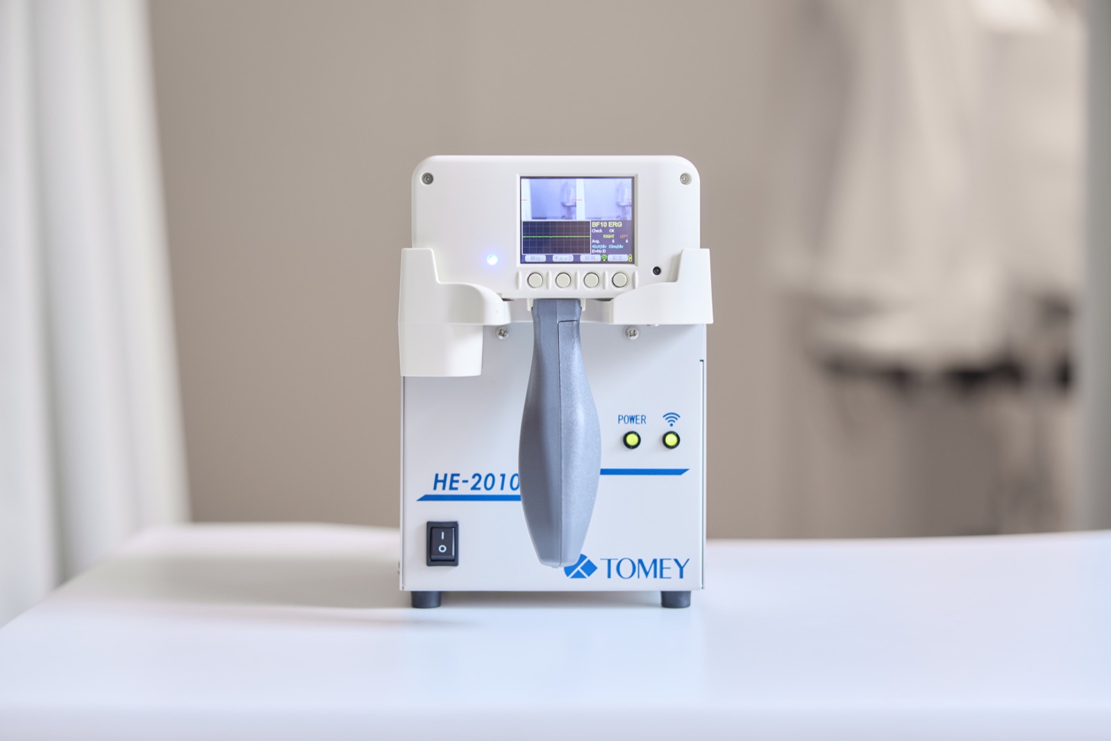 TOMEY 皮膚電極ERG HE-2000とドッキングステーションHE-2010