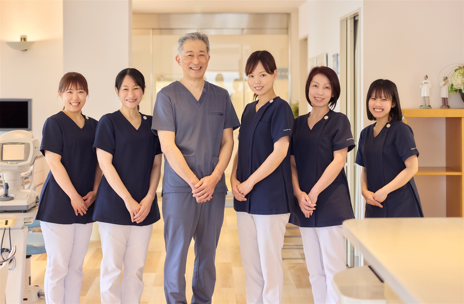 患者さまに丁寧に説明するスタッフ