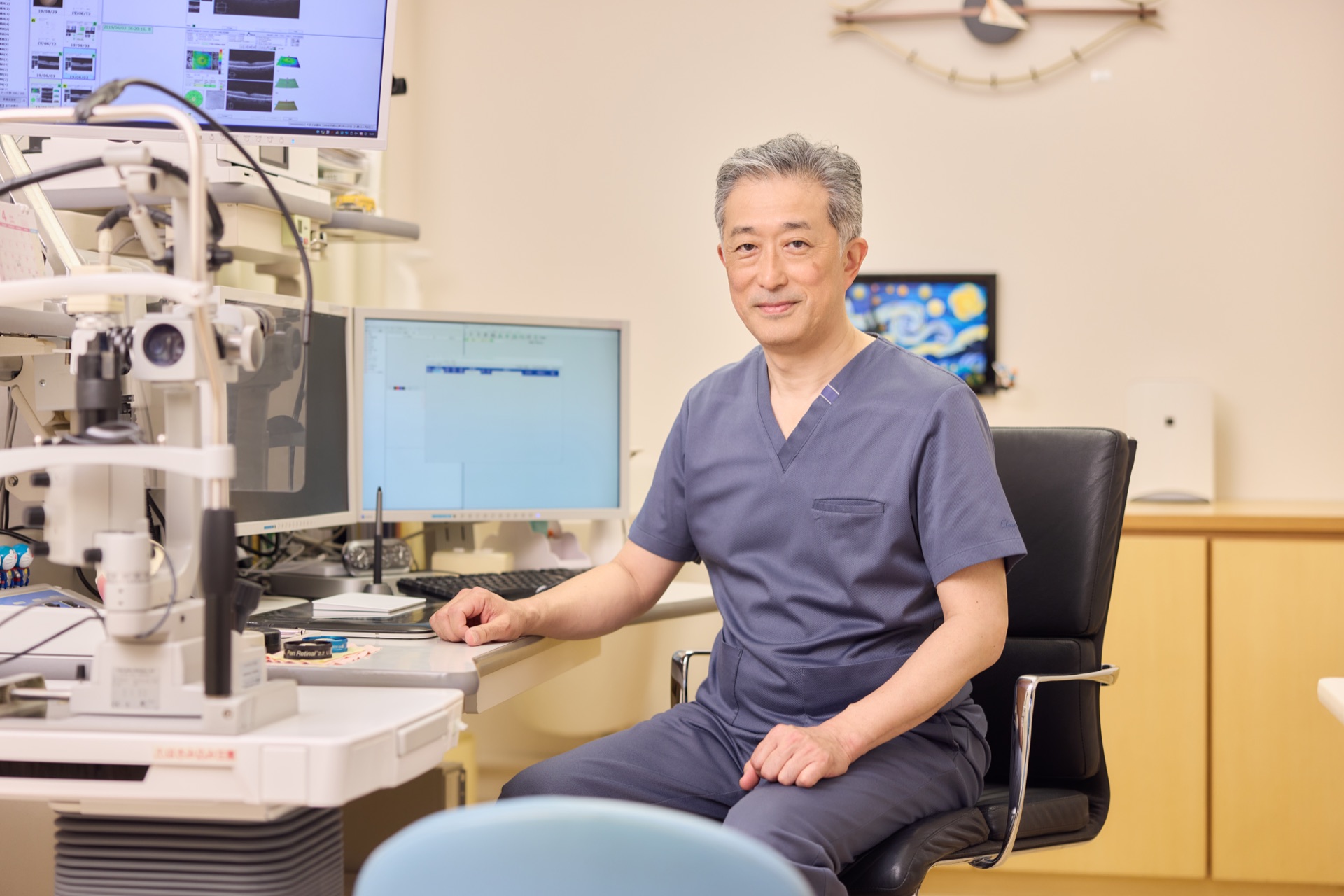 やまさき眼科の診察室に座る院長 山㟢圭