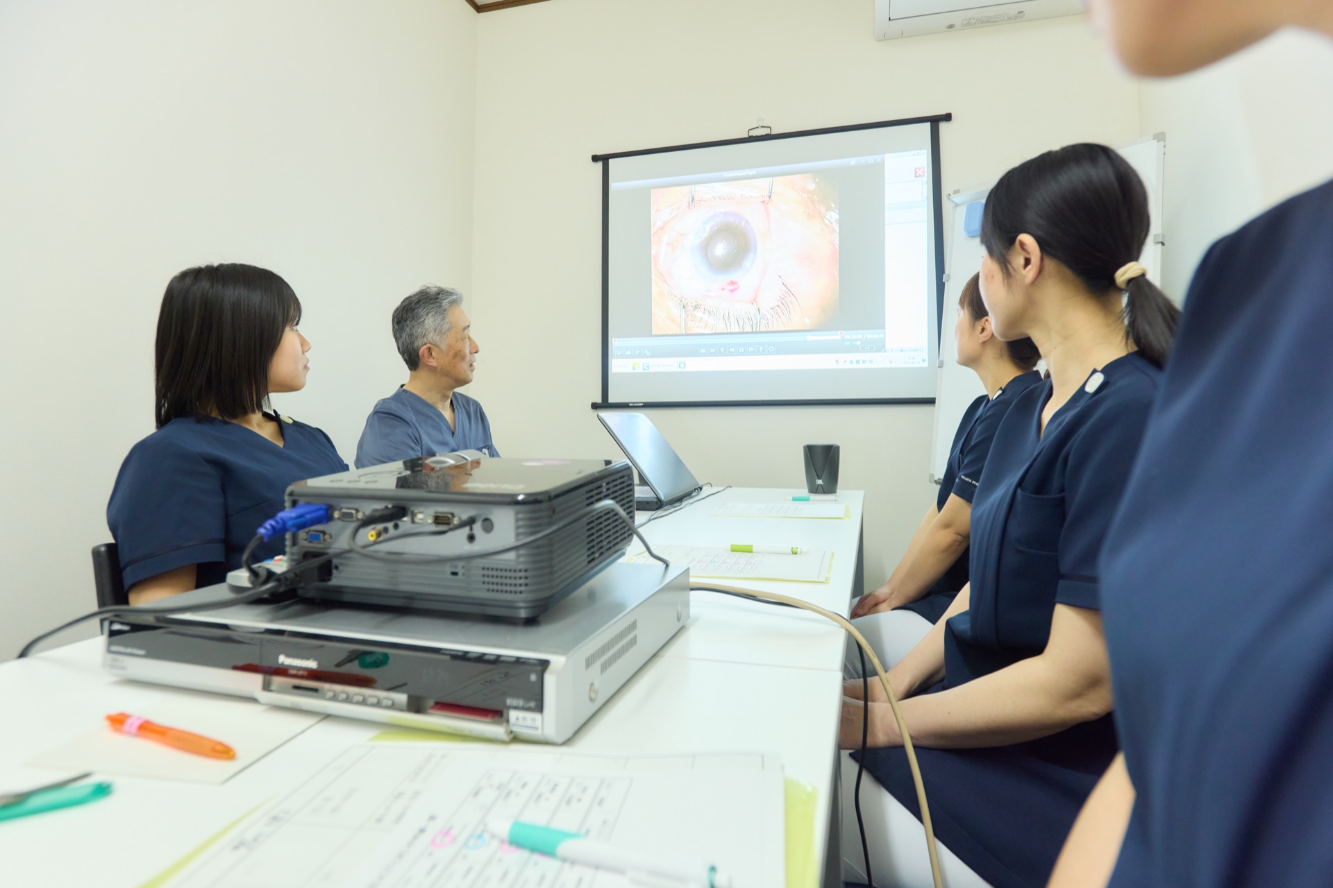 院長とスタッフが症例画像を見ながら院内勉強会を行う様子