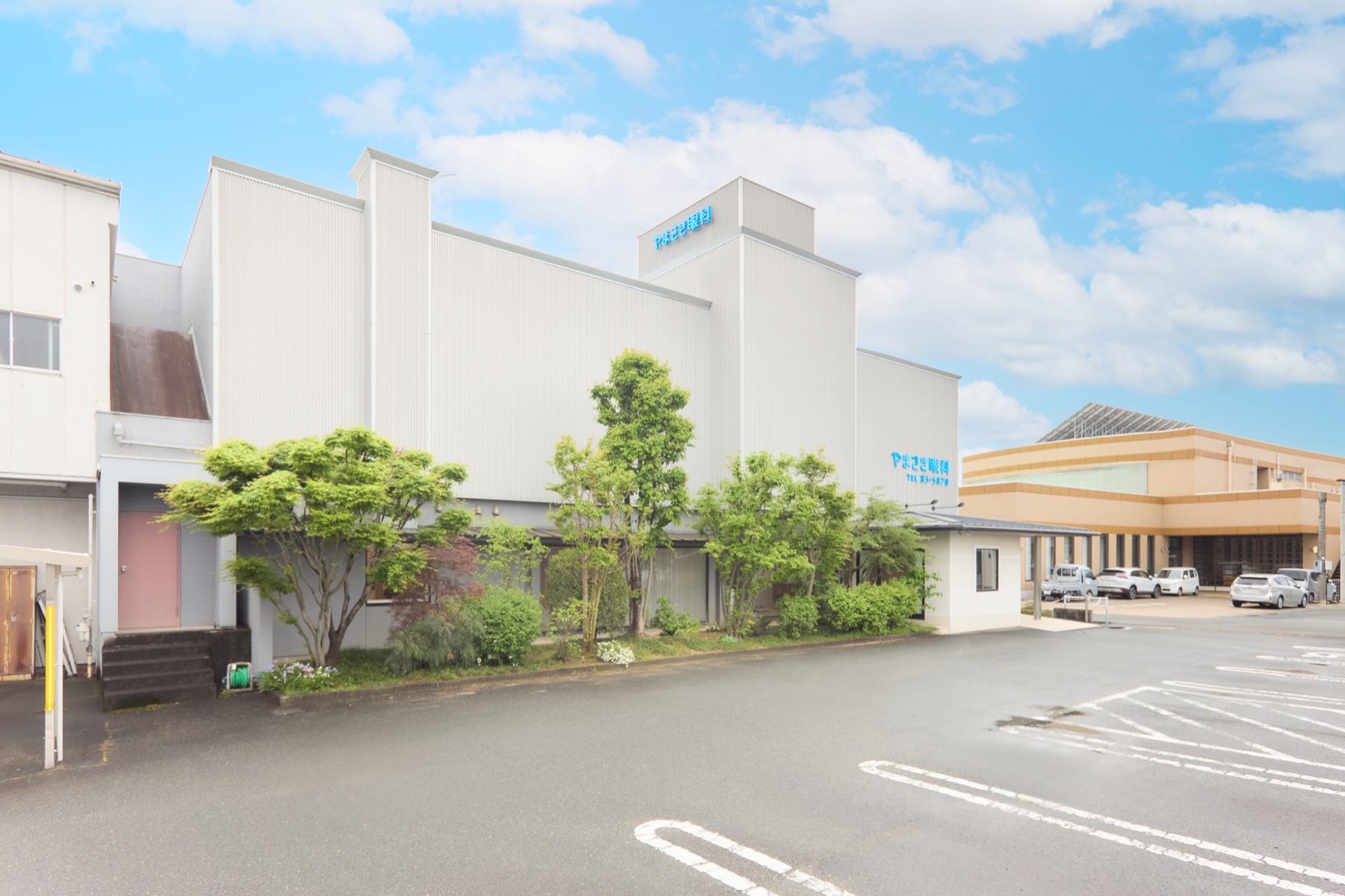 やまさき眼科の建物全体と周辺が分かる外観