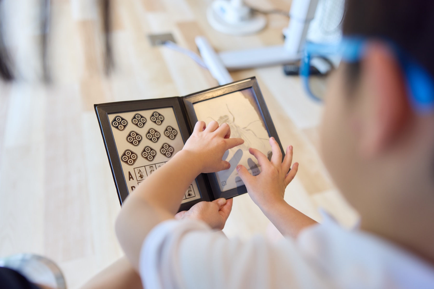 検査用の図柄を見て答えるお子さまの手元