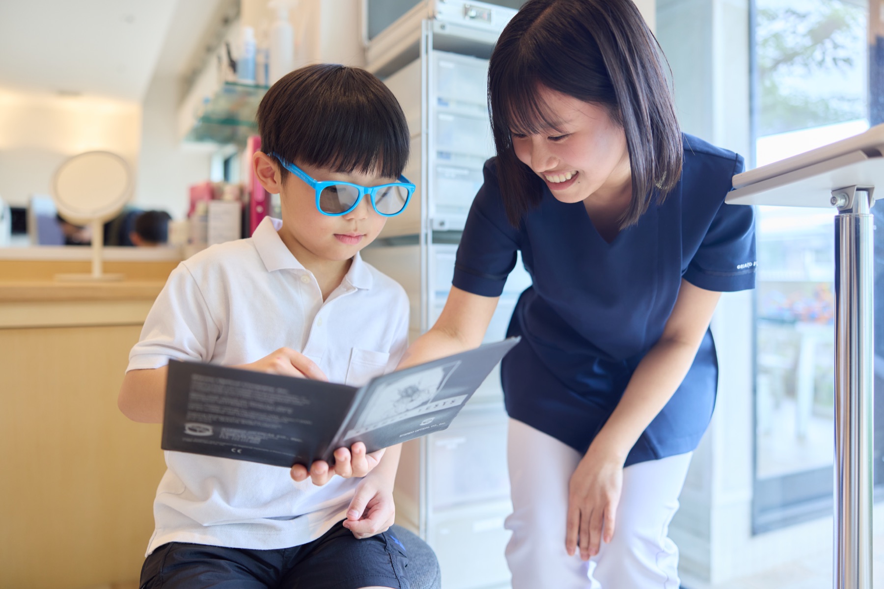 スタッフと一緒に検査を受けるお子さま