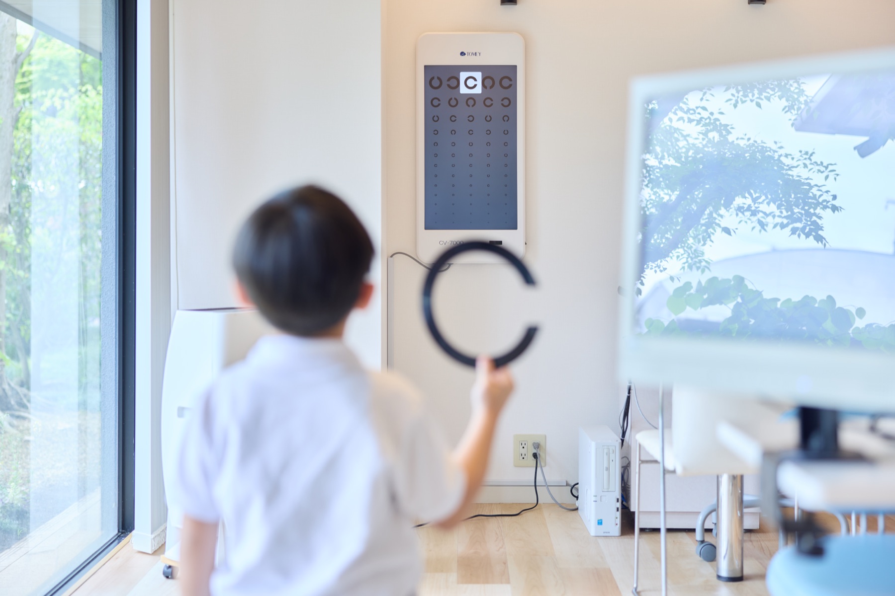 ランドルト環を使って視力を確認するお子さま