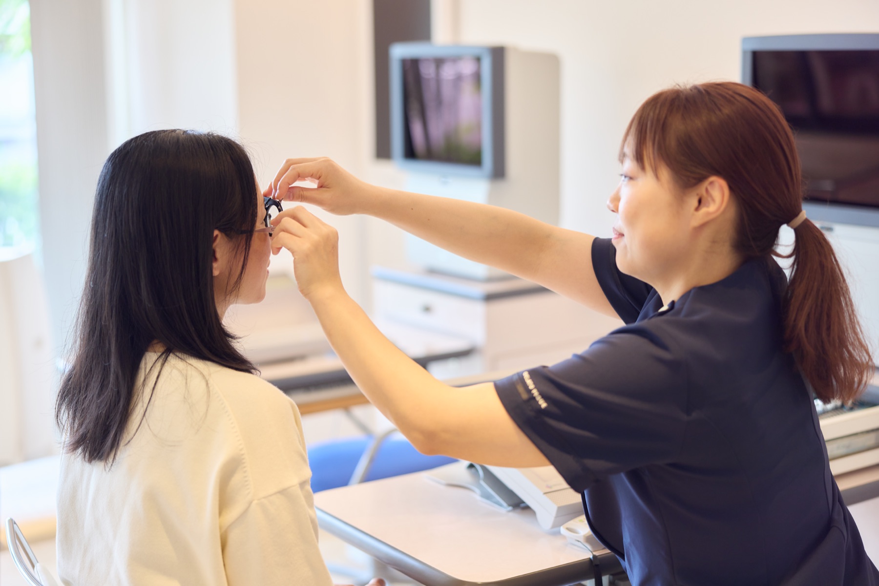 コンタクトレンズを確認する院内の様子