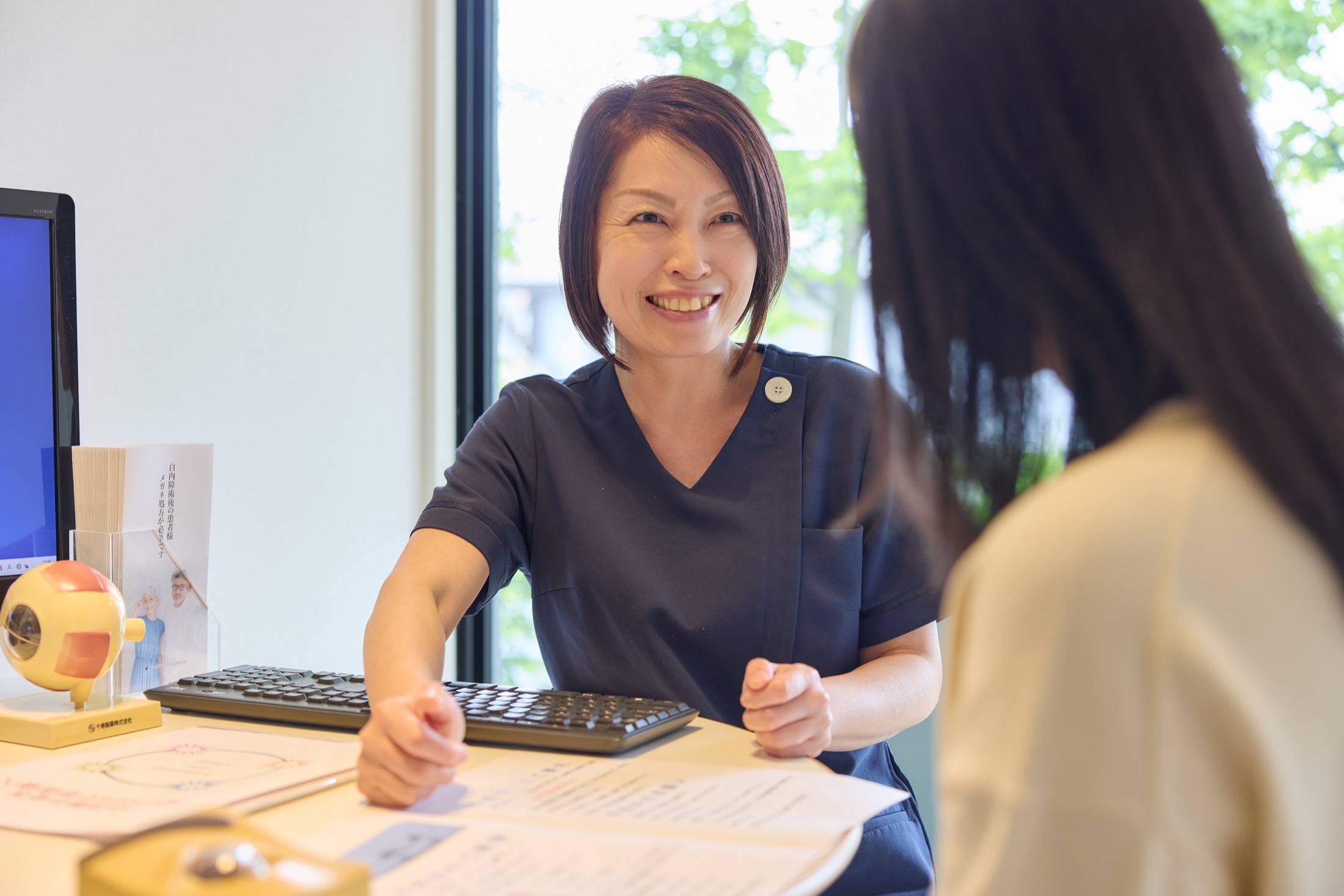 受付で患者さまをご案内するスタッフ