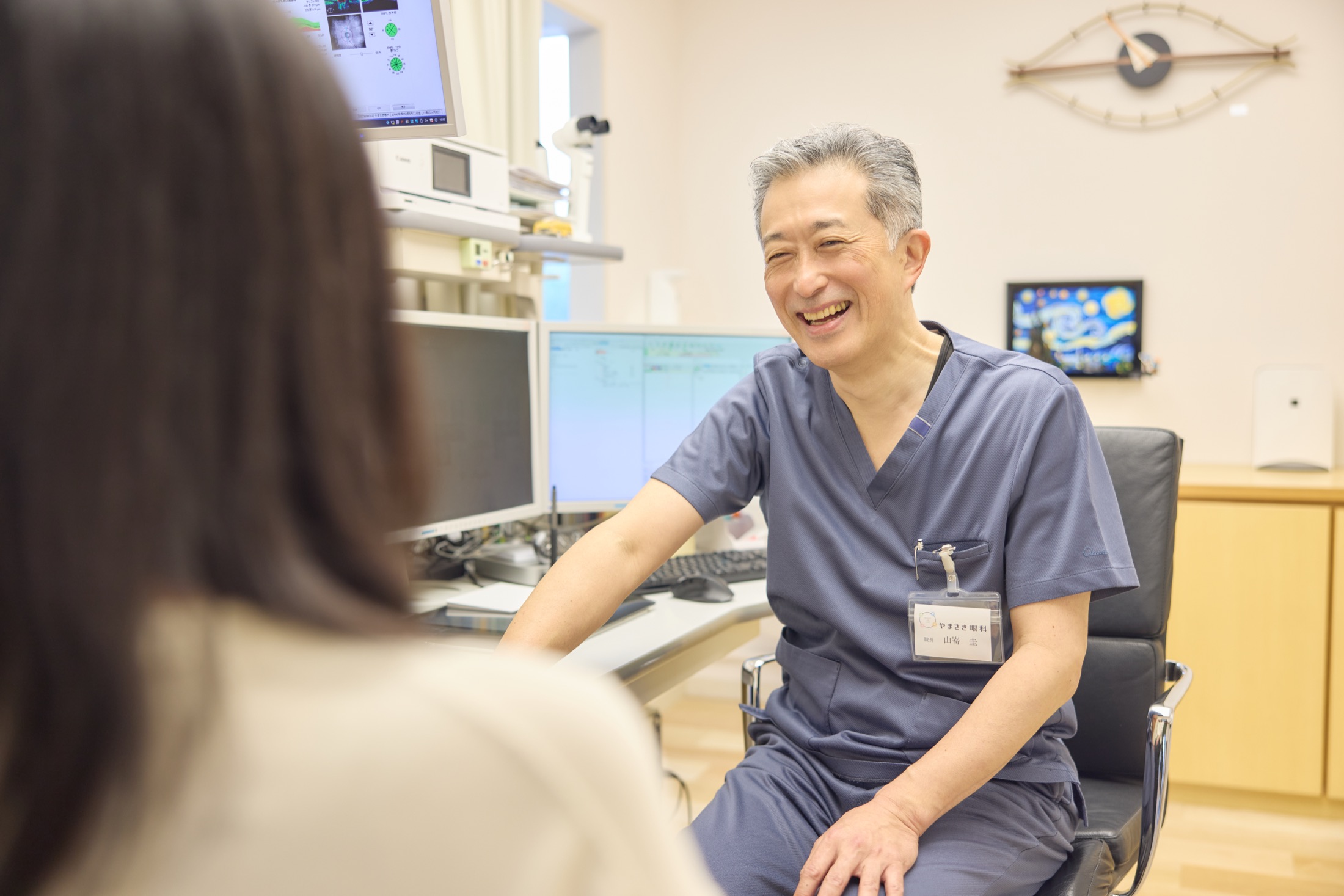 目の疲れについて相談する院内の様子
