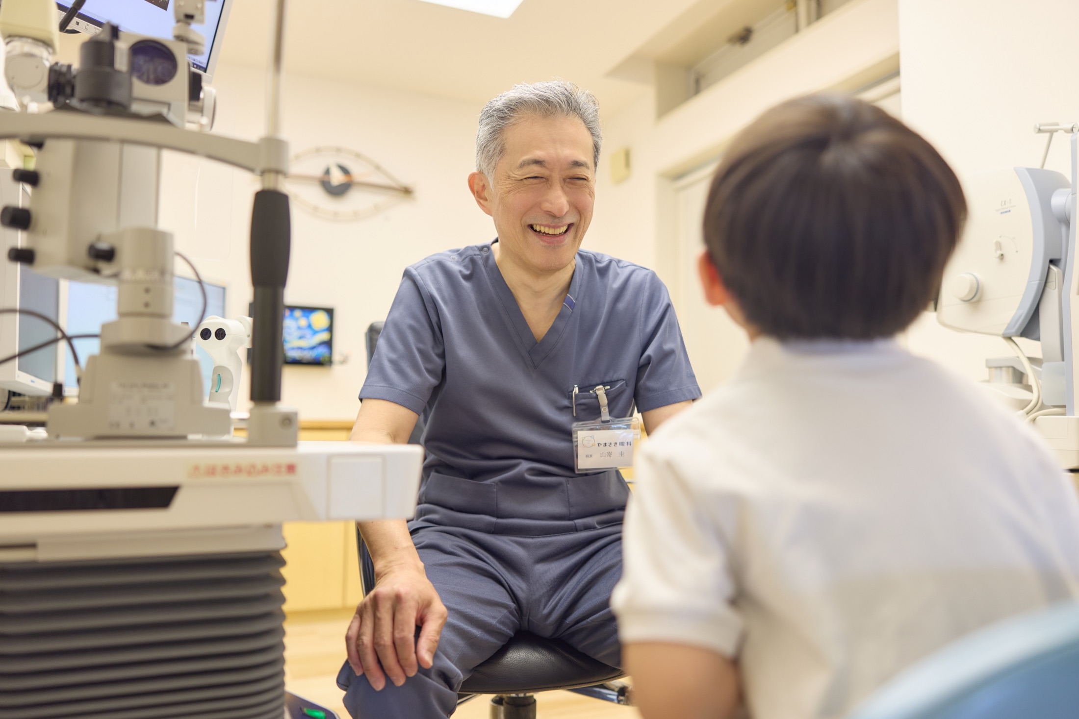 お子さまの見え方について院長に相談する様子