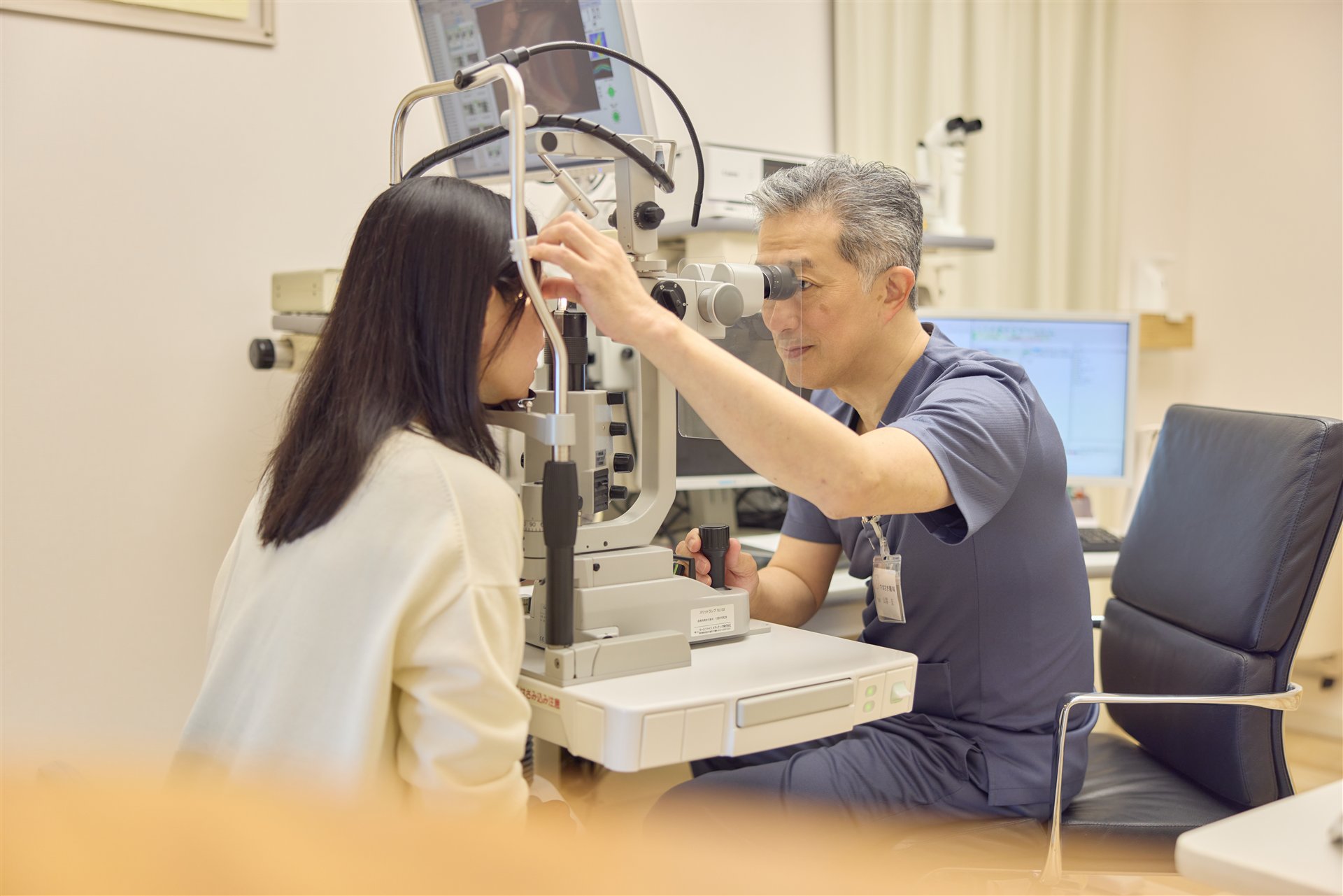目の表面の症状を確認するイメージ