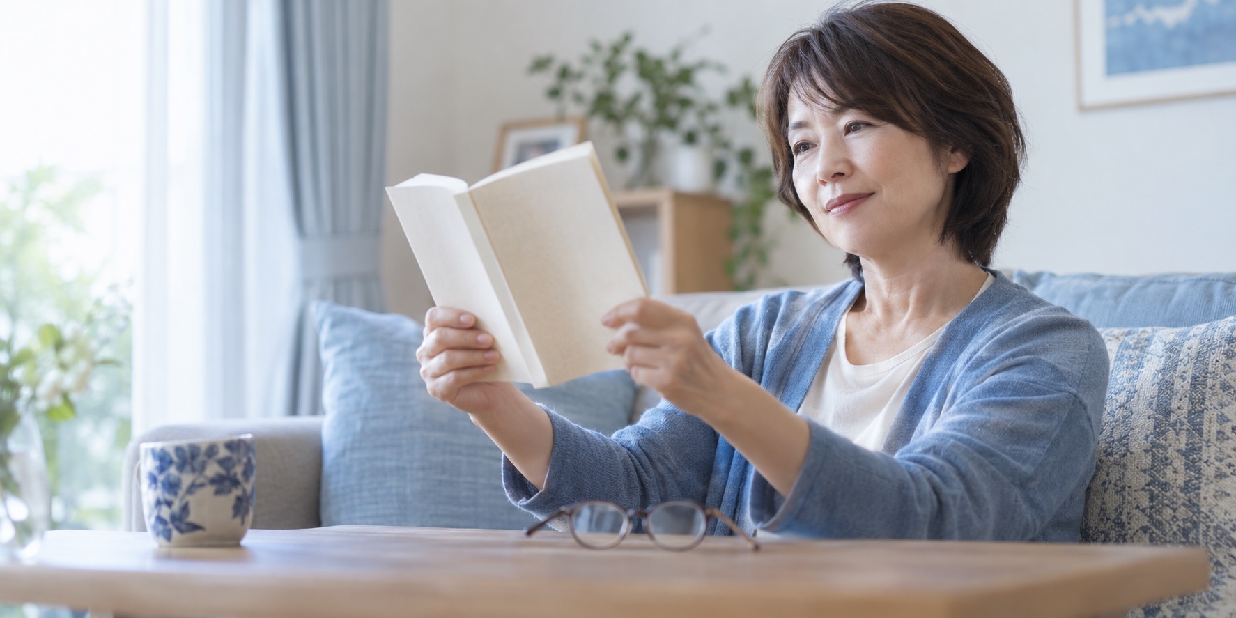 本を少し離して読む女性のイメージ写真