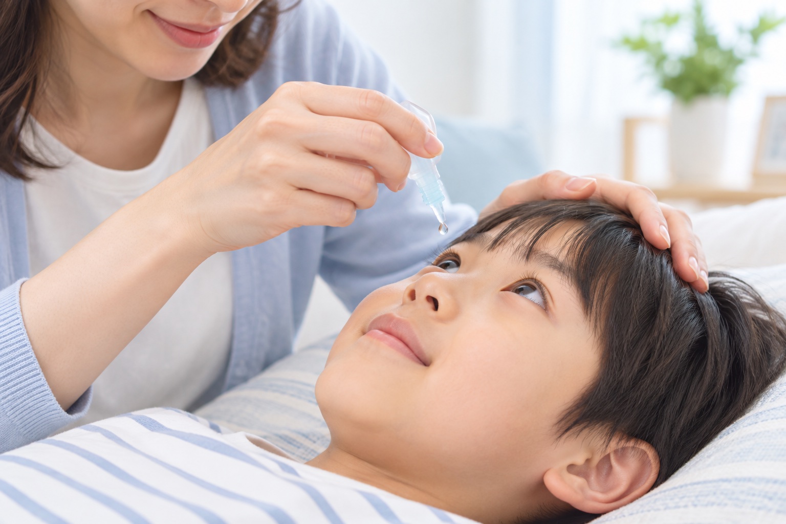 保護者が子どもに点眼するイメージ